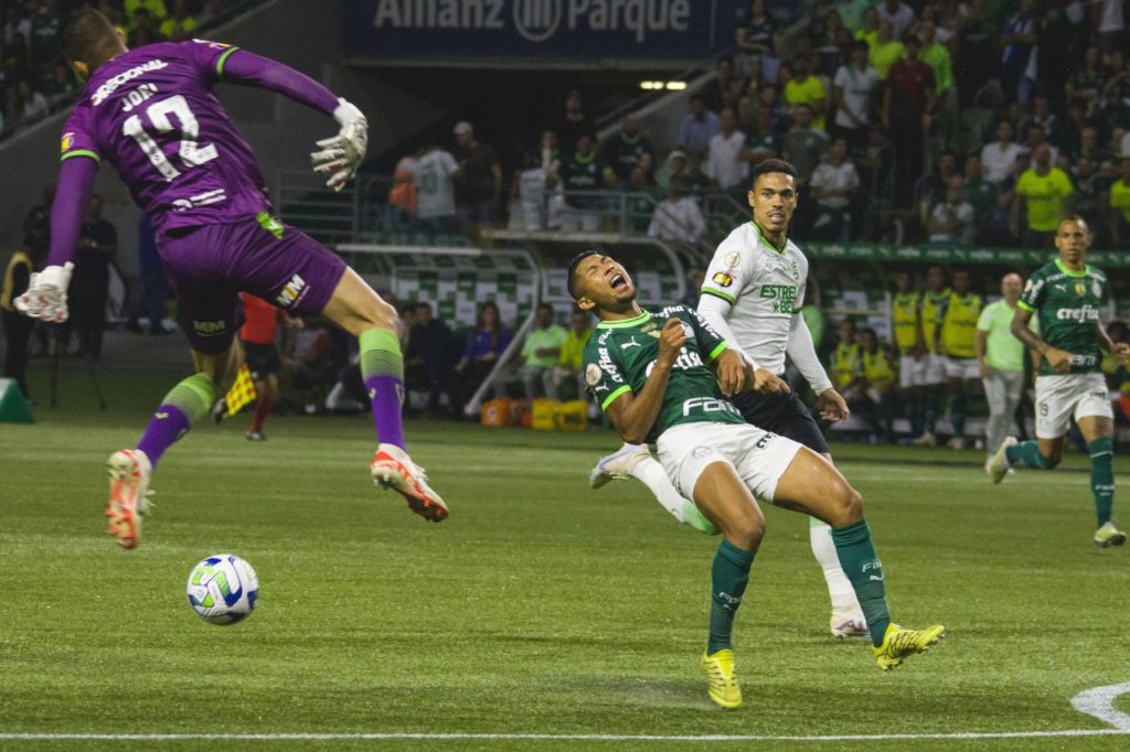 Rony-Palmeiras-lesão-imago-1037513864h Atacante Rony sofre lesão após choque com o goleiro Jori no jogo do Palmeiras contra o América-MG