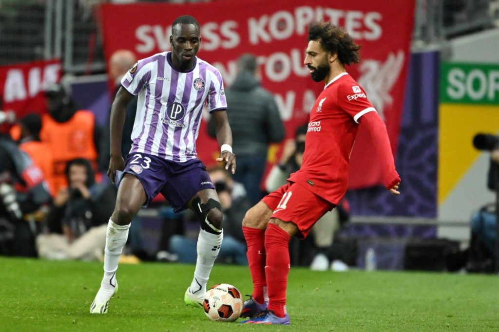 Salah-Liverpool-jogo-imago1036773255h Salah dominando bola no jogo do Liverpool contra o Toulouse pela Liga Europa
