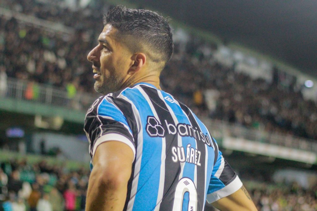 Suárez-Grêmio-jogo-imago1036516242h Uruguaio Luis Suárez jogando pelo Grêmio no Brasileirão