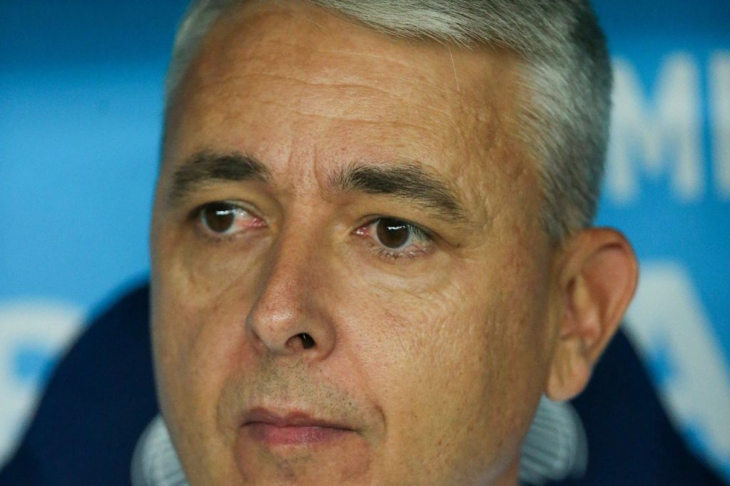 Tiago-Nunes-técnico-Botafogo-anúncio-imago1031300610h Técnico Tiago Nunes no banco de reservas