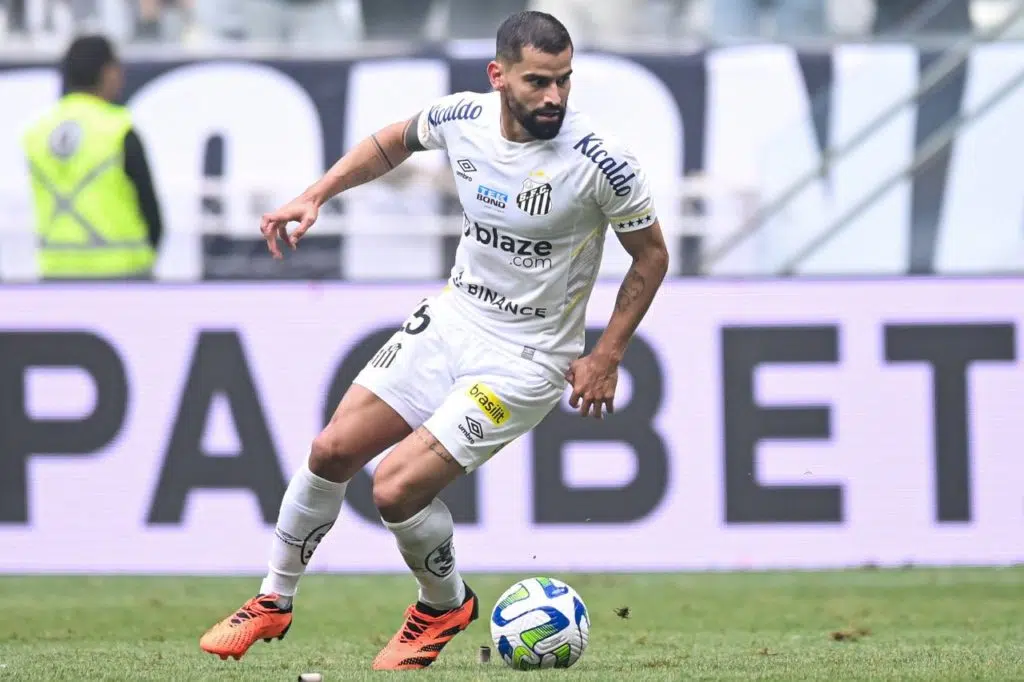 Tomás-Rincón-Santos-jogo-imago1033821774h Volante Rincón em ação pelo Santos no Brasileirão