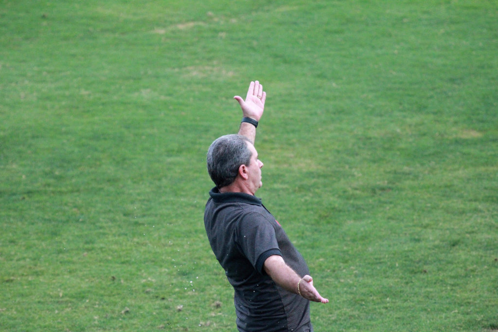 Cláudio-Tencati-Criciúma-Jogo-imago0049190352h Cláudio Tencati, técnico do Criciúma, gesticulando durante um jogo de sua equipe.