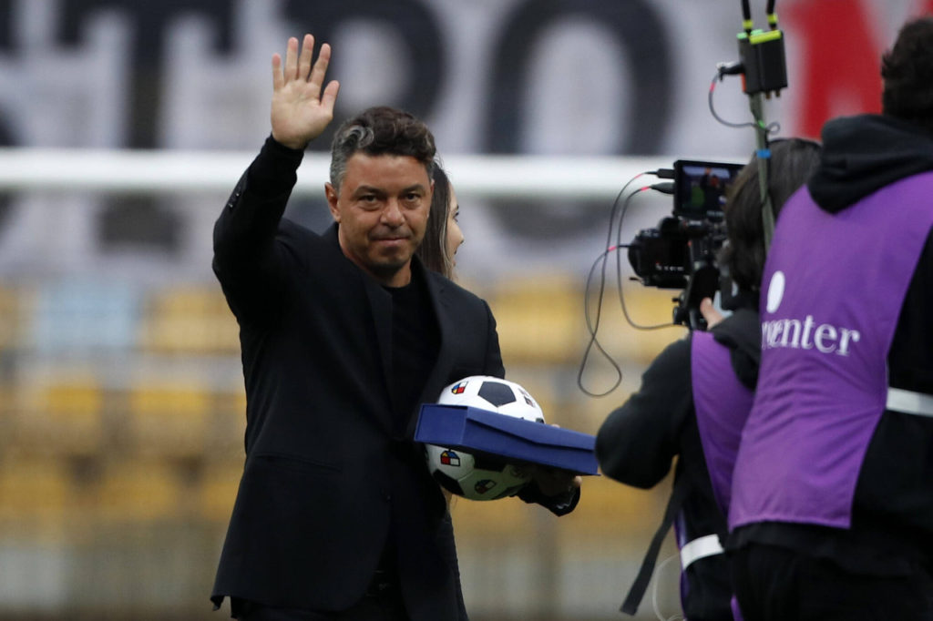 Marcelo-Gallardo-técnico-imago1018582319h Marcelo Gallardo, técnico de futebol, faz sinal com a mão durante um jogo do seu antigo clube, o River Plate.