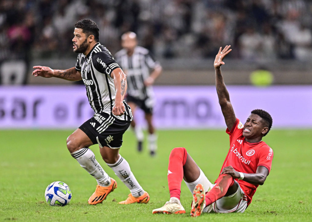 Vitão-Inter-Jogo-imago1030033587h Vitão, zagueiro do Internacional, sentado no gramado com a mão levantada durante uma partida de seu clube.