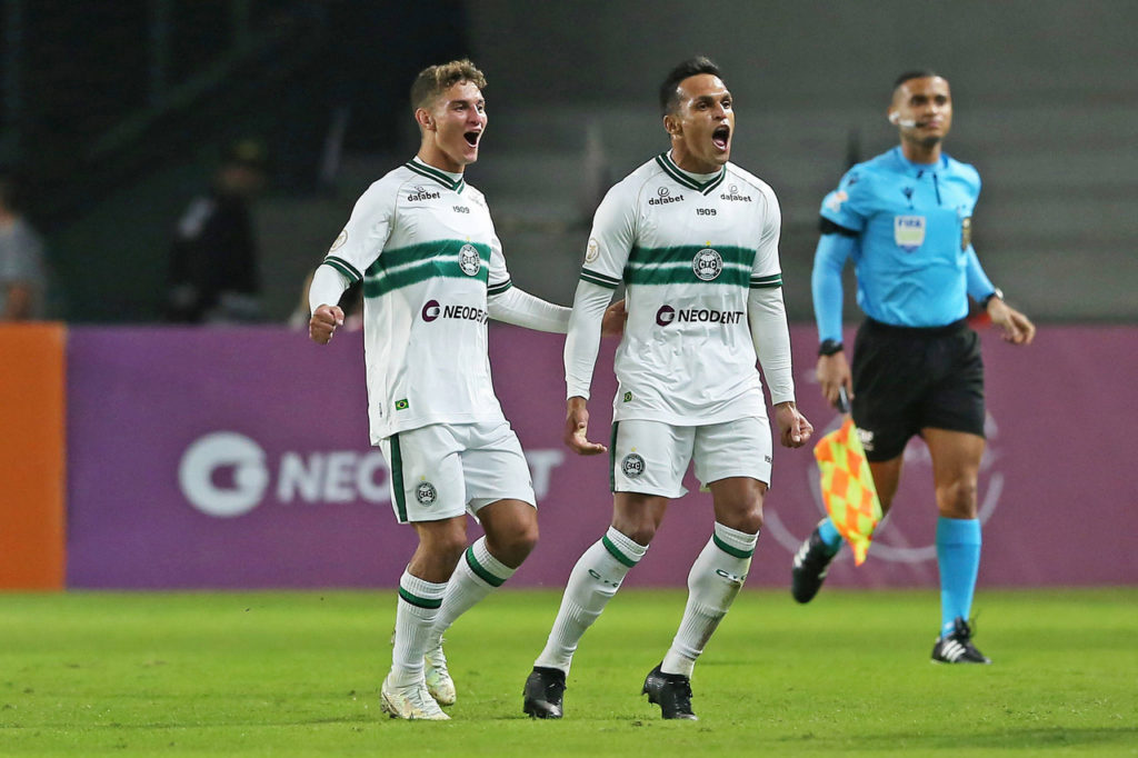 Robsom-Coritiba-Jogo-imago1030165554h Robson e seu companheiro comemorando um gol pelo Coritiba.