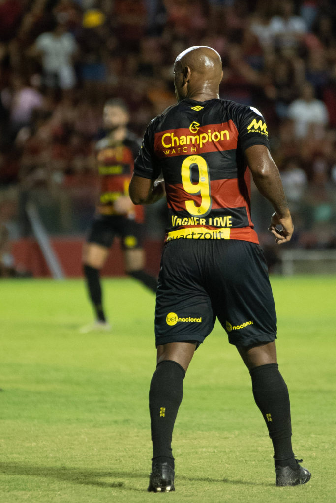 Vagner-Love-Sport-Jogo-imago1030762805h Vagner Love, jogador do Sport Recife, caminha dentro de campo durante um jogo.