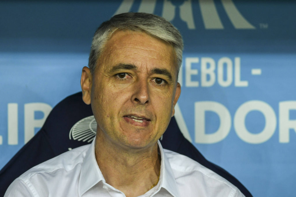 Tiago-Nunes-Técnico-Sporting-Cristal-imago1031288361h Treinador de futebol Tiago Nunes sentado no banco de reservas durante um jogo de sua equipe.