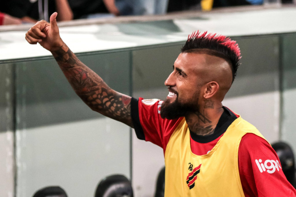 Vidal-Athletico-Jogo-imago1031870579h Arturo Vidal, volante do Athletico Paranaense, levanta a mão para cumprimentar os torcedores durante um jogo do clube.