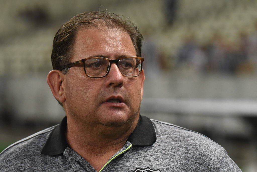 Guto-Ferreira-Coritiba-Jogo-imago1032651603h Guto Ferreira, técnico de futebol, olhando o horizonte durante uma partida.