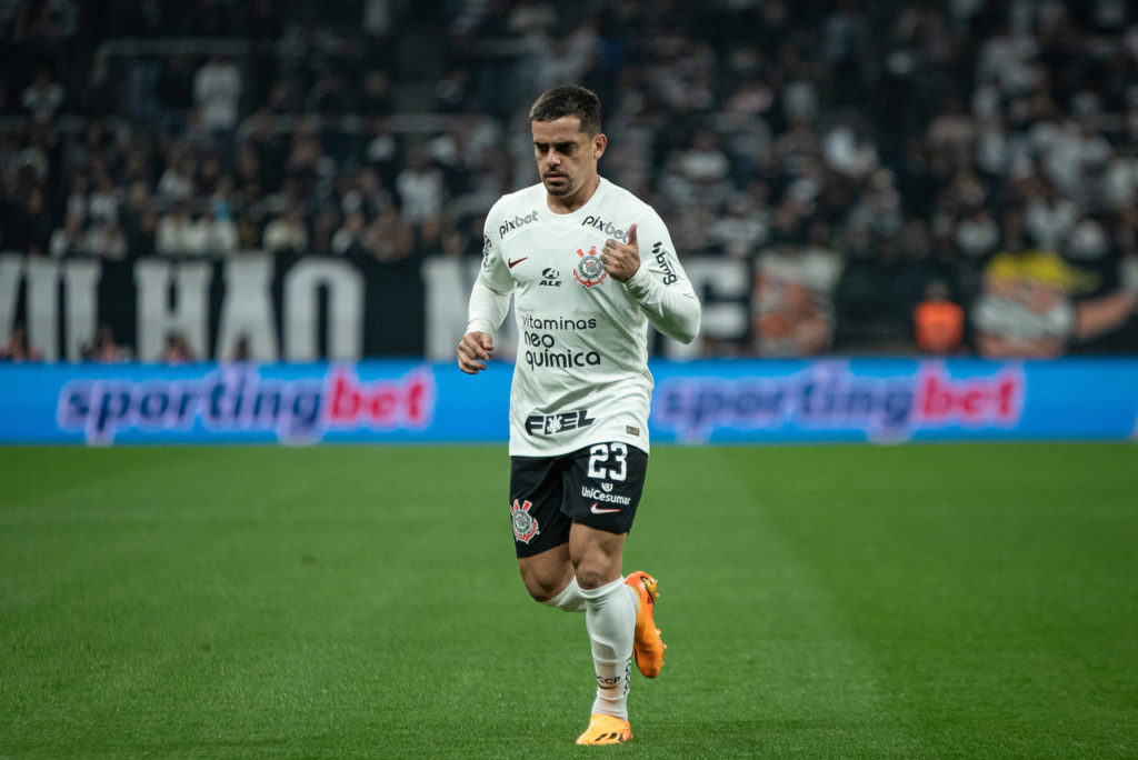 Fagner-Corinthians-Jogo-imago1032766925h Fagner, jogador do Corinthians, faz sinal de positivo durante um jogo do clube.