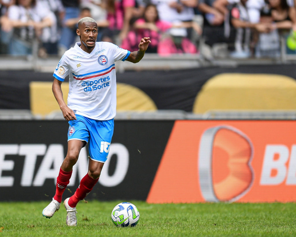 Ademir-Bahia-Jogo-imago1033225453h Ademir, atacante do Bahia, com a bola dominada em um jogo de sua equipe.