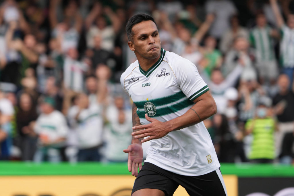 Robson-Coritiba-Jogo-imago1033575190h Jogador Robson, do Coritiba, correndo durante um jogo no estádio