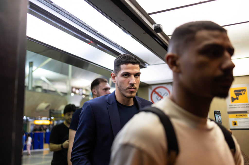 Nino e André, jogadores do Fluminense, vestido com roupas comuns.