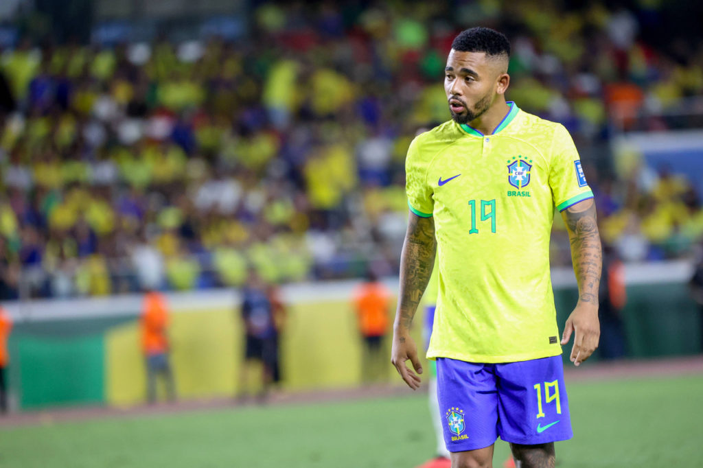 Gabriel Jesus, atacante do Arsenal, da Inglaterra, vestindo a camisa da Seleção Brasileira.