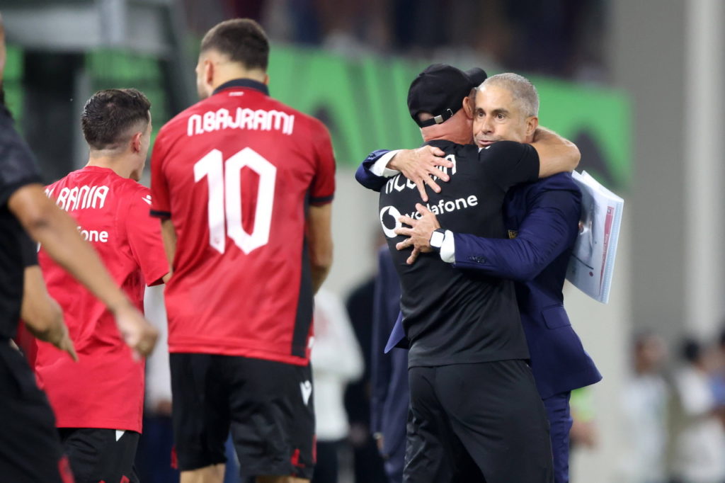 Sylvinho-técnico-jogo-imago1034319550h Sylvinho, técnico da Albânia,abraça um companheiro durante uma partida de futebol.