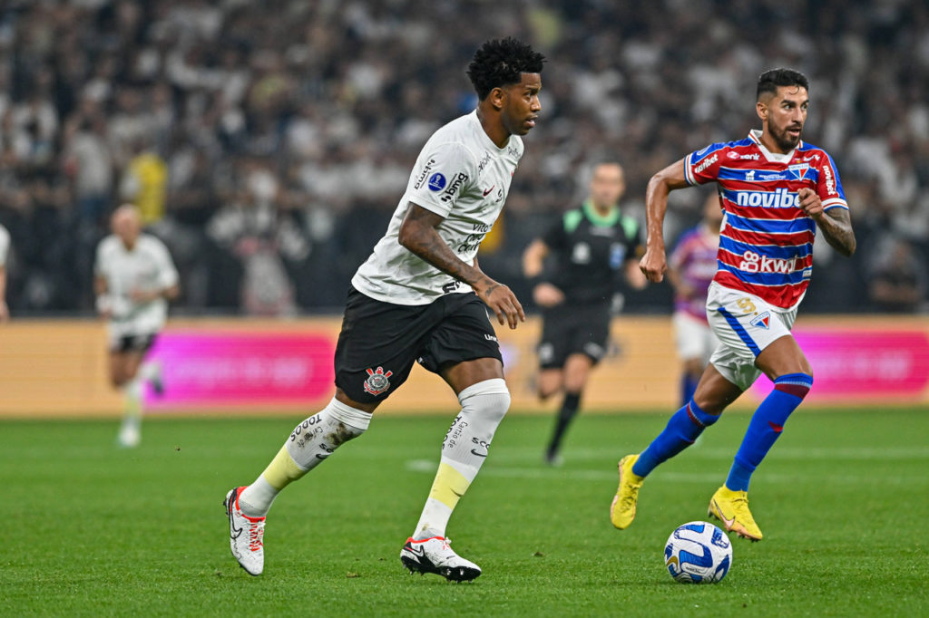 Gil-Corinthians-Jogo-imago1034845542h Gil, zagueiro do Corinthians, domina a bola em um jogo de seu time pelo Brasileirão.