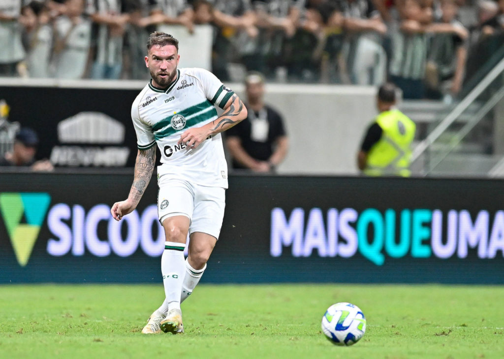 Willian-Farias-Coritiba-Jogo-imago1035385527h (2) O jogador Willian Farias, do Coritiba, dá um toque na bola durante um jogo pelo clube.