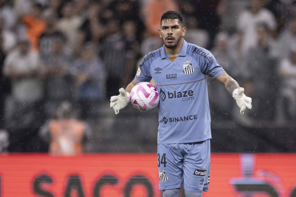 João-Paulo-Santos-Jogo-imago1036392201h João Paulo, goleiro do Santos, segurando a bola durante um jogo do time.