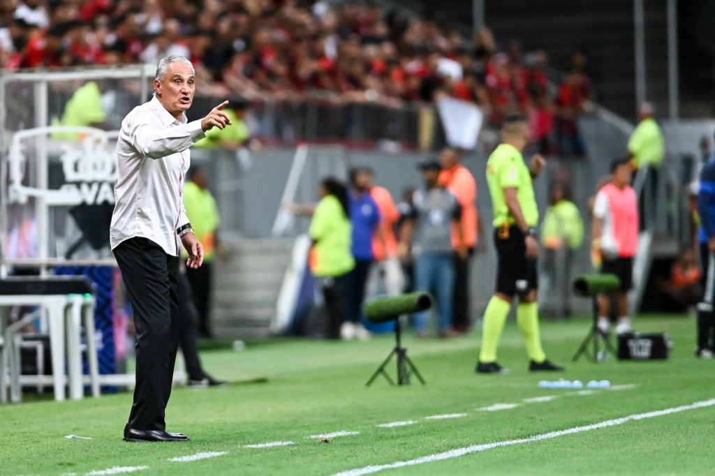 Tite-Flamengo-Jogo-imago1036496322h Tite, técnico do Flamengo, aponta algo dentro do campo durante jogo do clube.