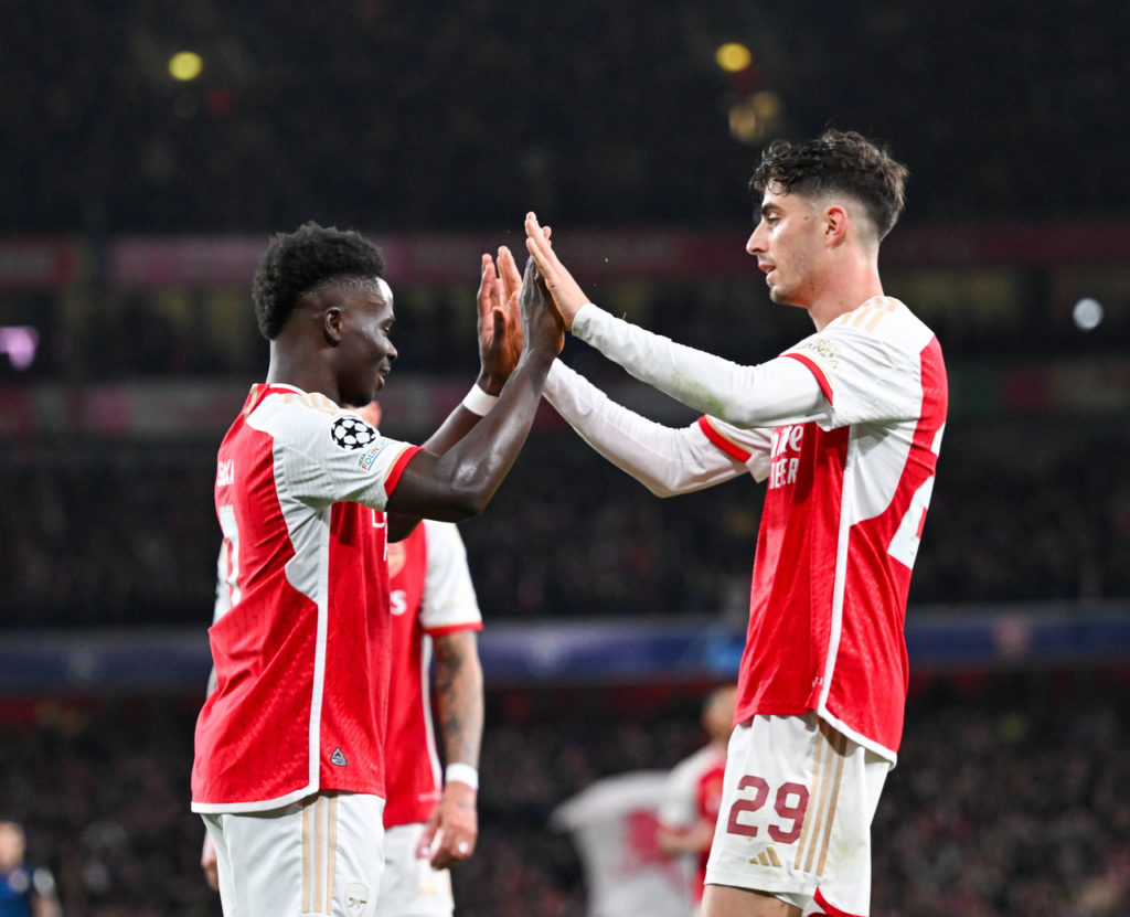 Saka-Arsenal-jogo-imago1036749314h Atacantes Saka e Havertz comemorando um gol na partida contra o Sevilla pela Champions League