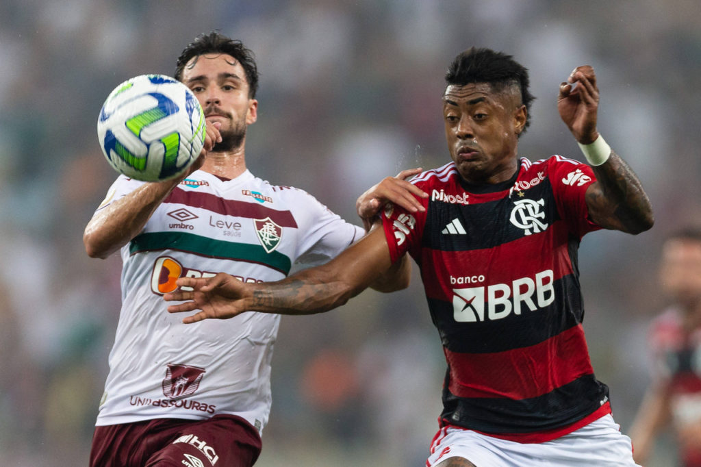 Flamengo e Fluminense fazem clássico de tempos distintos e empatam