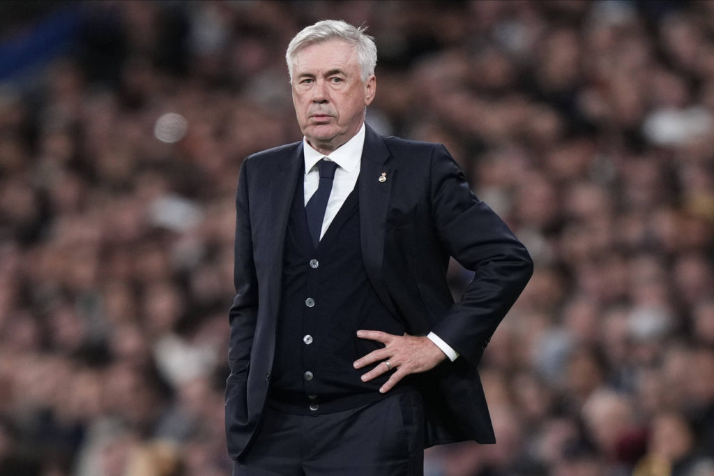 Carlo Ancelotti, técnico do Real Madrid, coloca a mão esquerda na cintura durante um jogo da equipe espanhola.