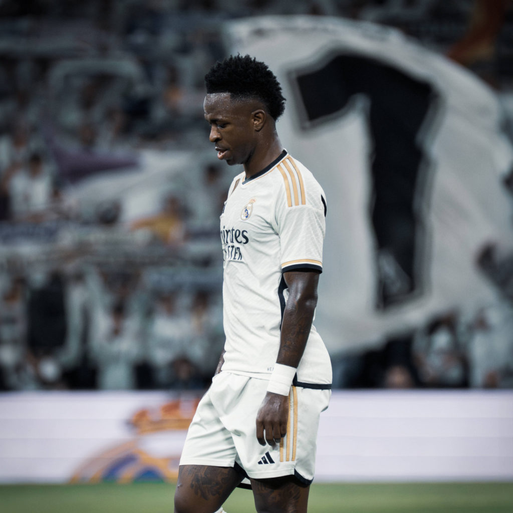 Vini-Junior-Real-Madrid-jogo-imago1036930011h Vinícius Junior, atacante do Real Madrid, olha para o chão durante um jogo do seu time.