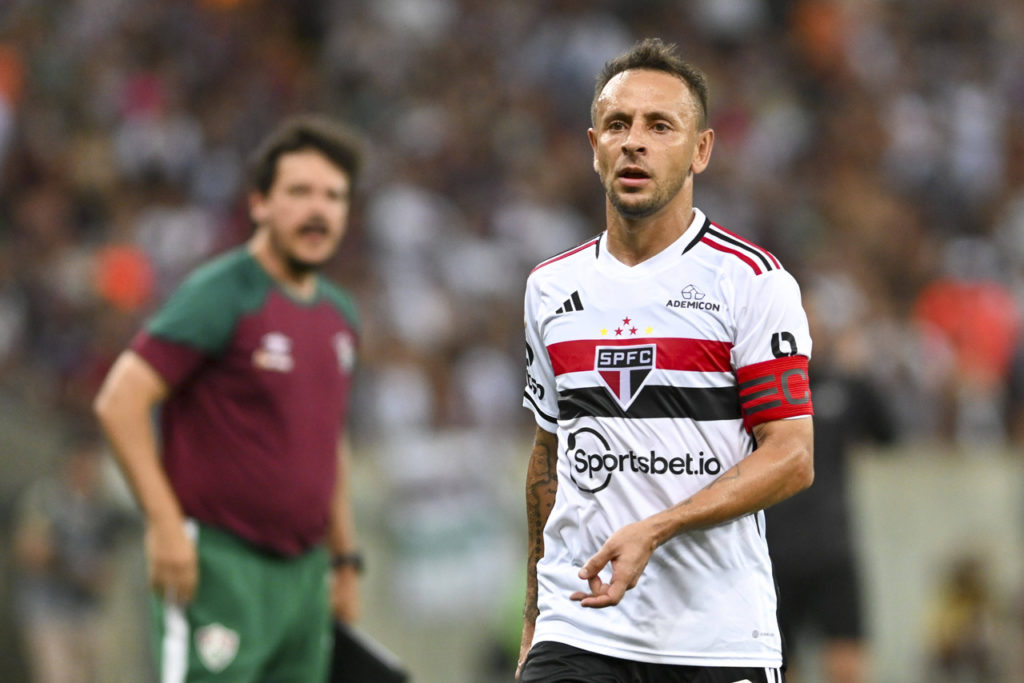 Rafinha-São-Paulo-Jogo-imago1037208410h Rafinha, jogador do São Paulo, caminha em campo durante partida de sua equipe.
