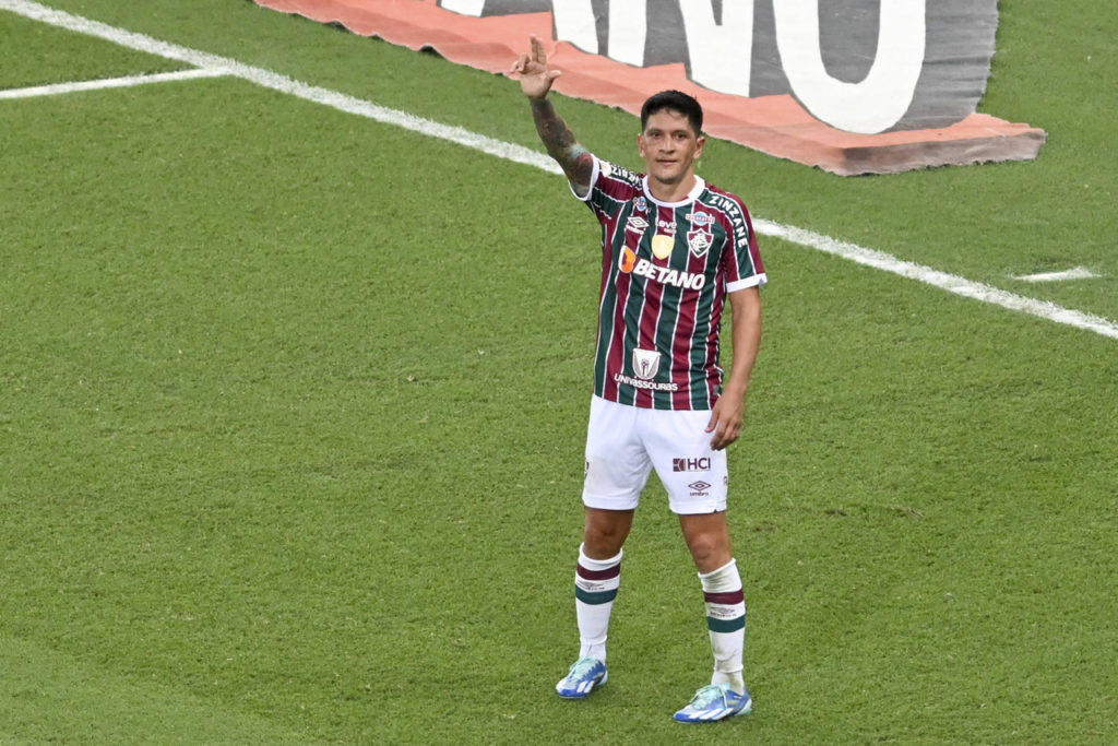 Germán-Cano-Fluminense-Jogo-imago1037208796h Germán Cano, atacante do Fluminense, ergue o braço direito e faz o sinal com a mão que forma a letra "L" em um jogo do time carioca.