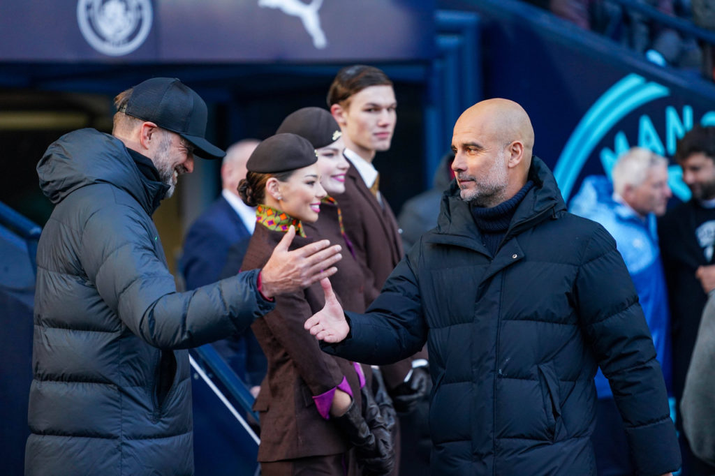 Klopp-Guardiola-Liverpool-City-Jogo-imago1037270249h Jürgen Klopp, técnico do Liverpool, e Pep Guardiola, técnico do Manchester City, se cumprimentam durante partida entre os dois times.