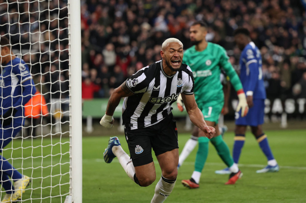 Joelinton-Newcastle-Jogo-imago1037286567h Joelinton, atacante do Newcastle, corre para comemorar um gol pela equipe em uma partida da Premier League.