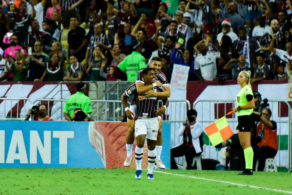 Kennedy-Fluminense-Jogo-imago1037315852h John Kennedy, do Fluminense, recebe um abraço por trás de um companheiro durante jogo do time.