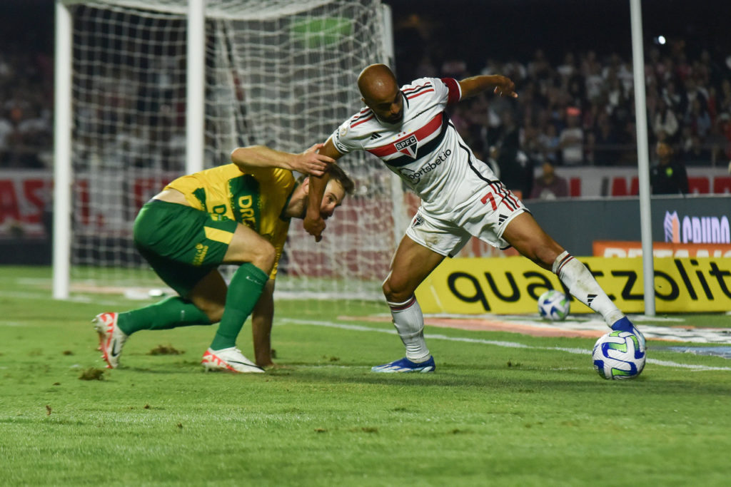 Lucas-Moura-São-Paulo-Jogo-imago1037368650h Lucas, meia do São Paulo, disputando uma bola contra o adversário em um jogo de seu clube.