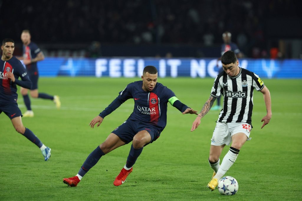 Com pênalti no fim do jogo, PSG e Newcastle empatam e embolam o