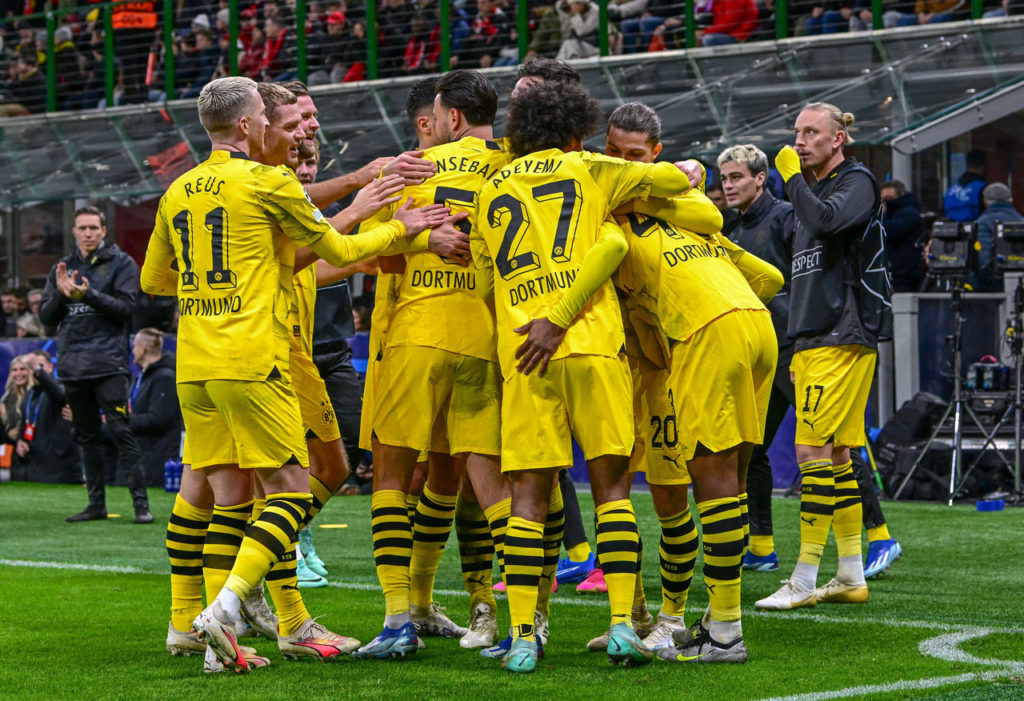 Borussia-Dortmund-Jogo-imago1037447051h Jogadores do Borussia Dortmund se abraçam durante um jogo da equipe.