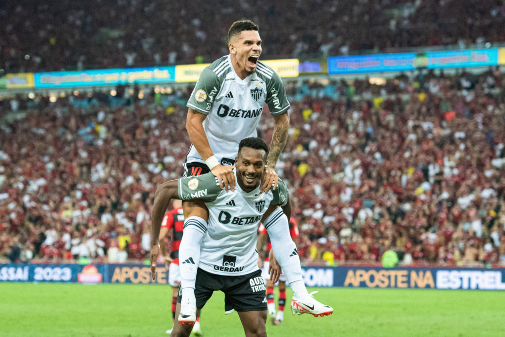 Paulinho-Edenílson-Atlético-MG-Jogo-imago1037510100h Paulinho e Edenílson, jogadores do Atlético-MG, comemoram um gol durante uma partida do clube no Maracanã.