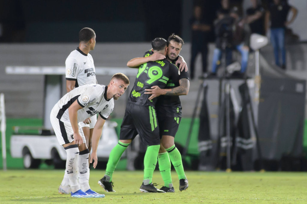 Dudu, do Coritiba, abraça o companheiro após marcar um gol contra o Botafogo, em confronto pelo Campeonato Brasileiro.