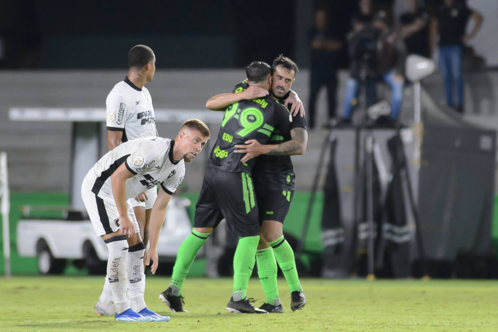 Dudu-Coritiba-Jogo-imago1037512976h Dudu, do Coritiba, abraça o companheiro após marcar um gol contra o Botafogo, em confronto pelo Campeonato Brasileiro.