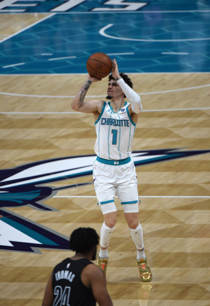 lamelo-ball-em-ação-imago1036500842 LaMelo Ball em ação contra o Brooklyn Nets, no final do mês de outubro
