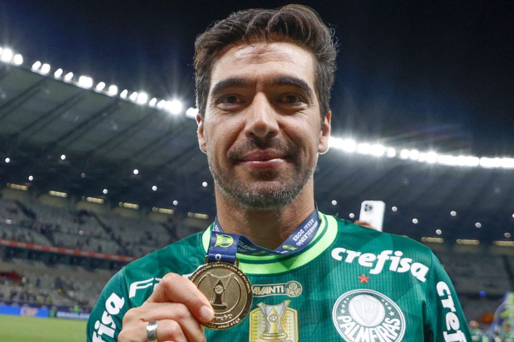 Técnico Abel Ferreira exibindo a medalha pelo título brasileiro do Palmeiras