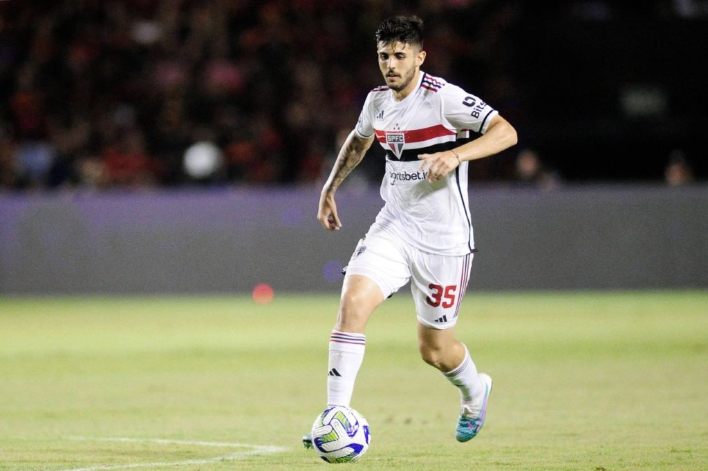 Beraldo-São-Paulo-jogo-imago1030041087h Zagueiro Beraldo do São Paulo em ação com a bola dominada