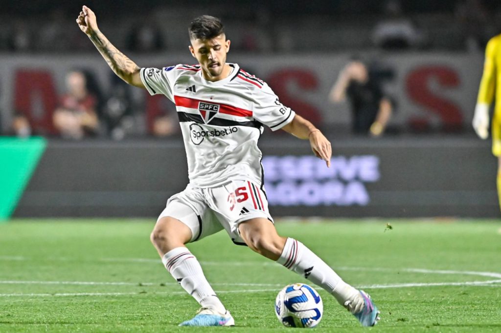 Beraldo-São-Paulo-jogo-imago1033108059h Zagueiro Beraldo jogando pelo São Paulo no Brasileirão