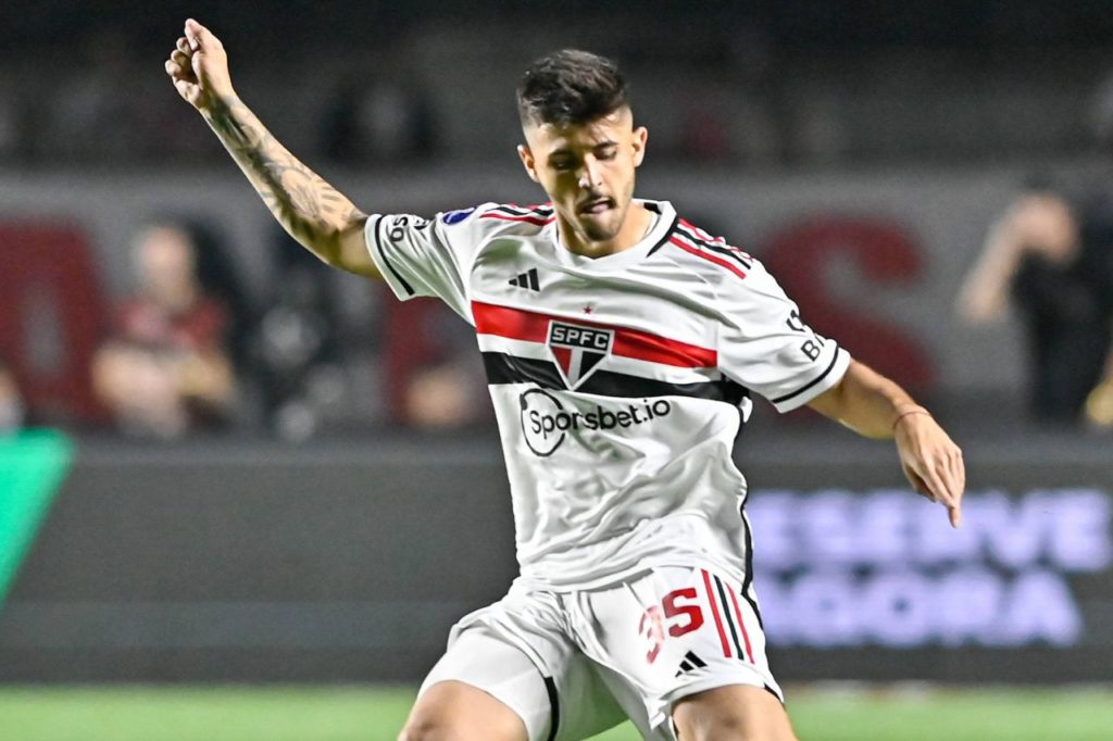 Zagueiro Beraldo do São Paulo, que interessa ao PSG, em jogo no Morumbi