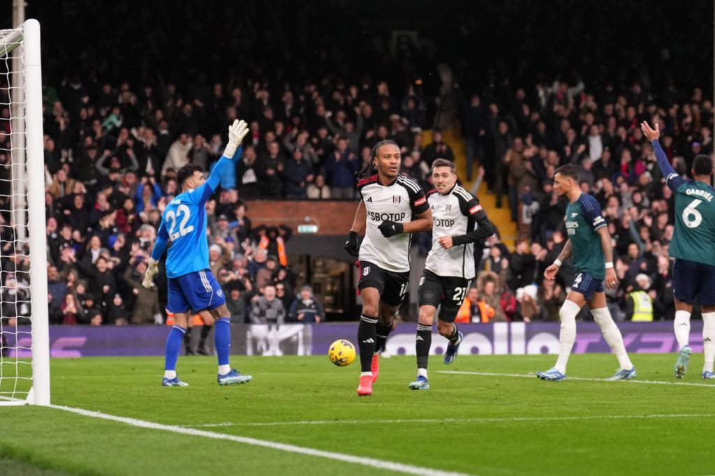 Bobby-Reid-Fulham-gol-imago1038467801h Bobby de Cordova-Reid comemorando gol da vitória do Fulham em cima do Arsenal