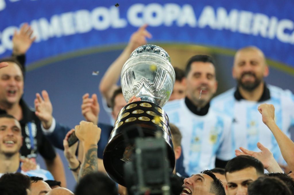 Copa América sendo levantada pela atual campeã Argentina