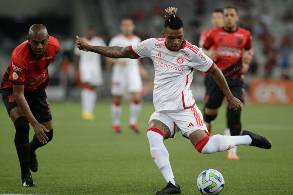 Dalbert-lateral-Internacional-imago10346339326h Lateral Dalbert, que foi oferecido ao São Paulo, jogando pelo Inter