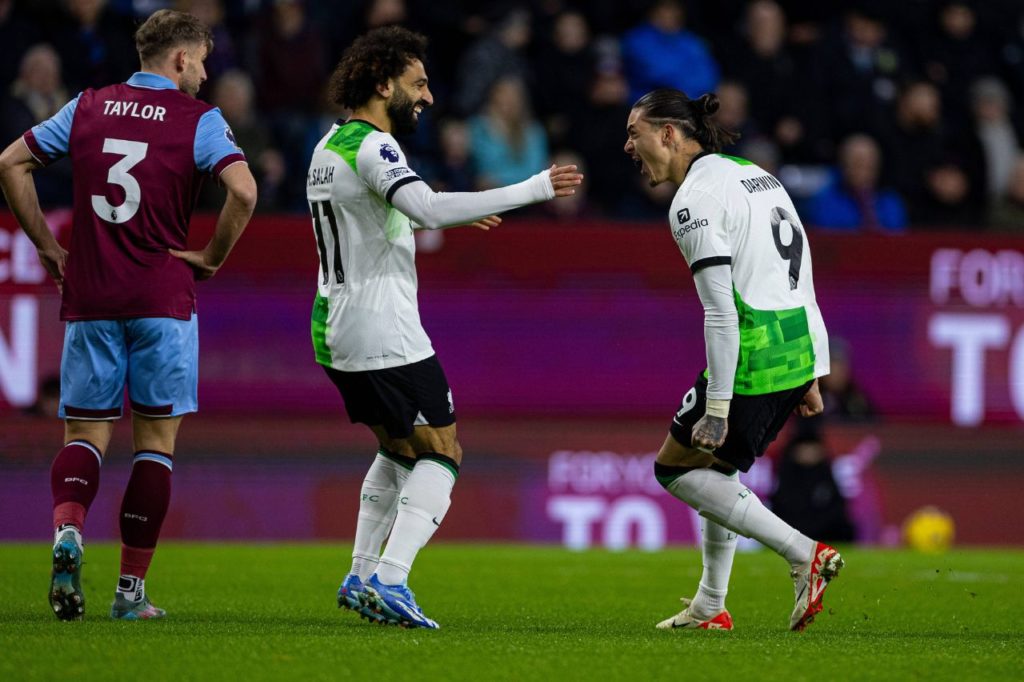 Darwin-Nunez-Salah-Liverpool-gol-imago1038356410h Salah comemora com Darwin Núñez na vitória do Liverpool