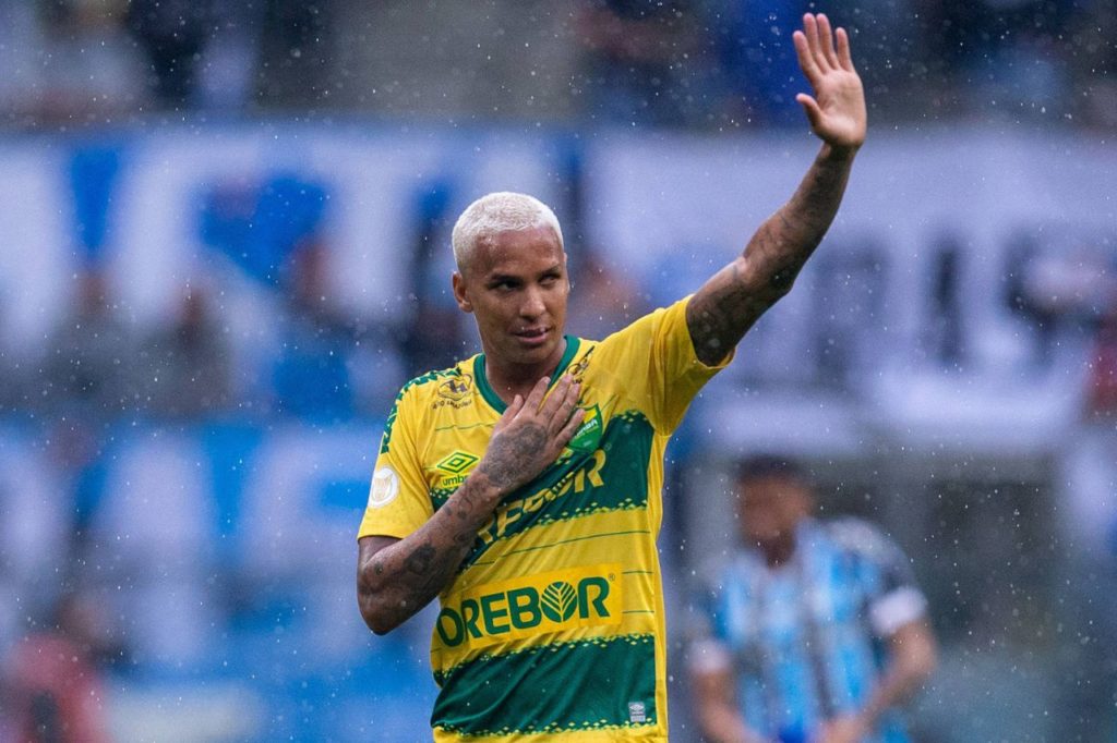 Deyverson-Cuiabá-jogo-imago1034091495h Centroavante Deyverson em jogo do Cuiabá pelo Brasileirão
