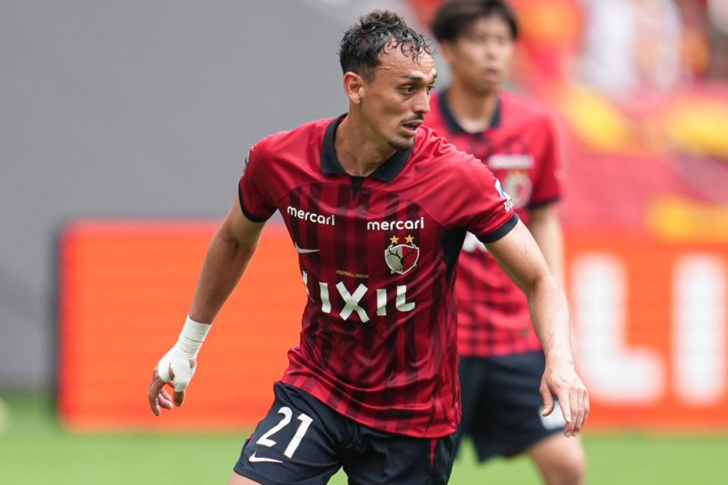 Diego-Pituca-Kashima-jogo-imago1029874235h Volante Diego Pituca, novo reforço do Santos, em ação pelo Kashima Antlers
