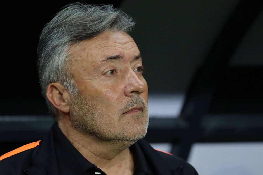 Técnico Domènec Torrent, alvo do Athletico-PR, no banco de reservas